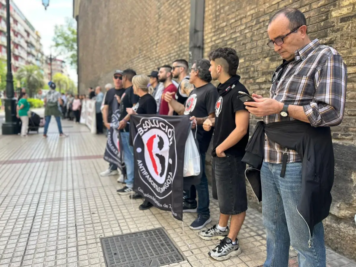 Una cadena humana conecta la Audiencia Provincial y la sede del PSOE por la libertad de los 6 de