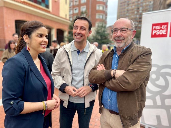 El secretario general del PSE de Bizkaia, Mikel Torres, antes del acto por el D&iacute;a de la Rep&uacute;blica organizado por la Agrupaci&oacute;n Socialista de Barakaldo