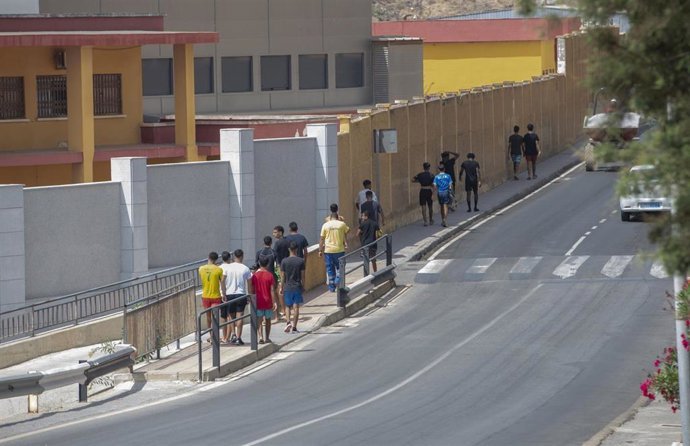 Archivo - Un grupo de menores migrantes no acompa&ntilde;ados se dirige junto a su educador a la nave donde est&aacute;n alojados cerca de la frontera de El Tarajal, a 17 de agosto de 2025, en Ceuta (Espa&ntilde;a).