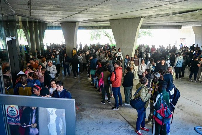 Colas de personas frente a oficinas municipales de Palma durante el proceso de regularizaci&oacute;n extraordinario de migrantes.