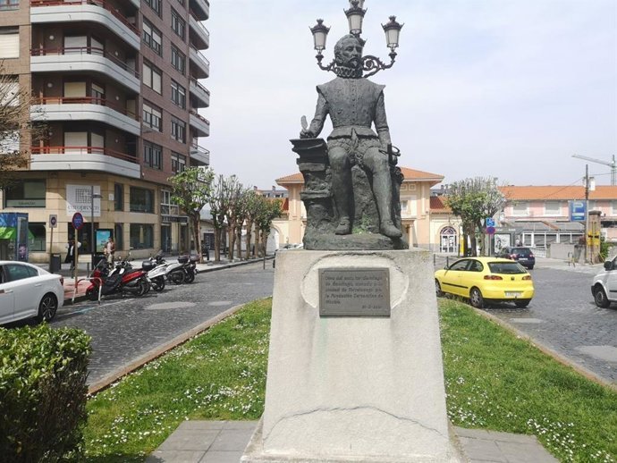 Monumento de Miguel de Cervantes en la Avenida Men&eacute;ndez Pelayo de Torralevega