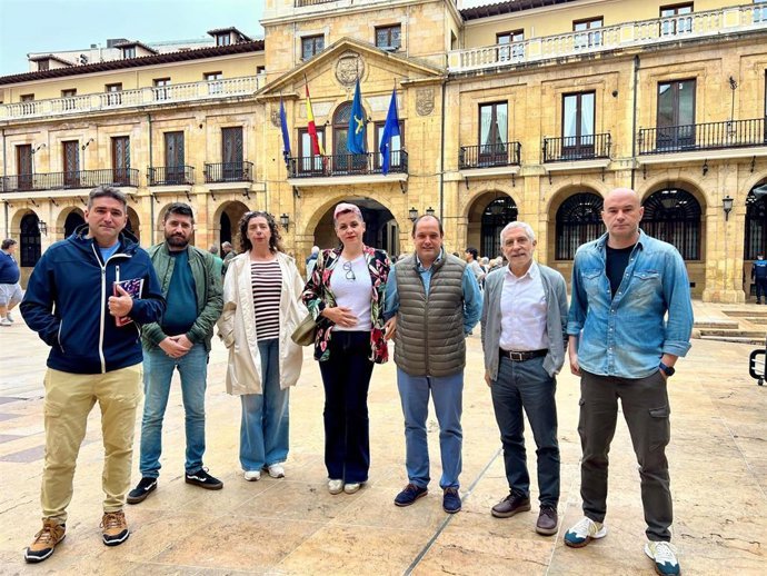 Los concejales de IU-Convocatoria por Oviedo Gaspar Llamazares y Cristina Pont&oacute;n, con trabajadores de TUA.