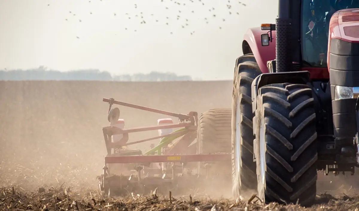 Fallece al volcar un tractor y quedar atrapado en un camino de Lucena, Córdoba.