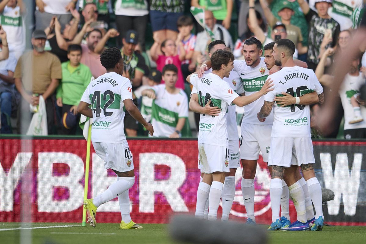 Elche muestra su ambición y deja atrás a un desalentado Atlético en el encuentro