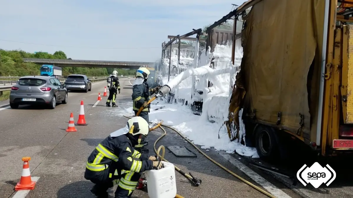 Camión con pintura arde en la A-66 hacia Gijón y provoca dos kilómetros de retenciones