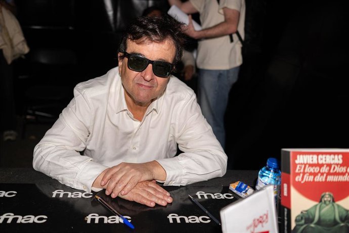 El escritor Javier Cercas firma ejemplares de sus libros en la Fira de Llibres de Sant Jordi, a 23 de abril de 2026, en Barcelona, Catalunya (Espa&ntilde;a). Hoy, jueves 23 de abril de 2026, Barcelona celebra la Diada de Sant Jordi, una de las festividades m&aacute;s e