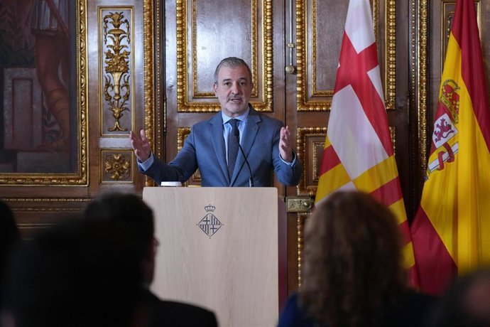 El alcalde de Barcelona, Jaume Collboni, ofrece declaraciones a los medios tras una reuni&oacute;n en el Ayuntamiento de Barcelona, a 20 de abril de 2026, en Barcelona, Catalu&ntilde;a (Espa&ntilde;a)