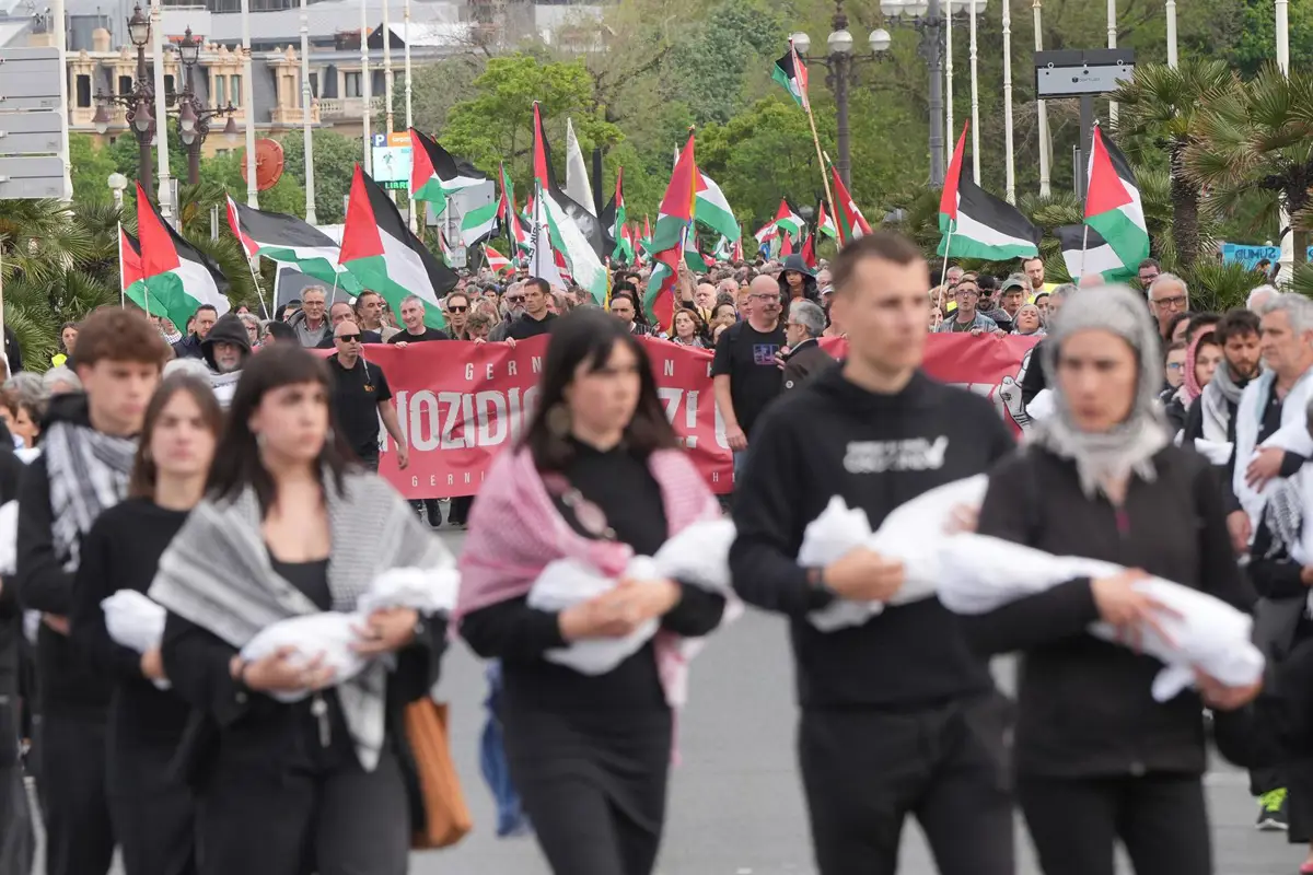 Miles de personas se manifiestan en San Sebastián contra la guerra y el genocidio en Palestina