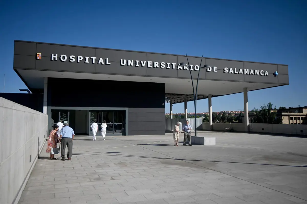 Tres personas resultan heridas tras el accidente de un coche en la rotonda de Mercasalamanca