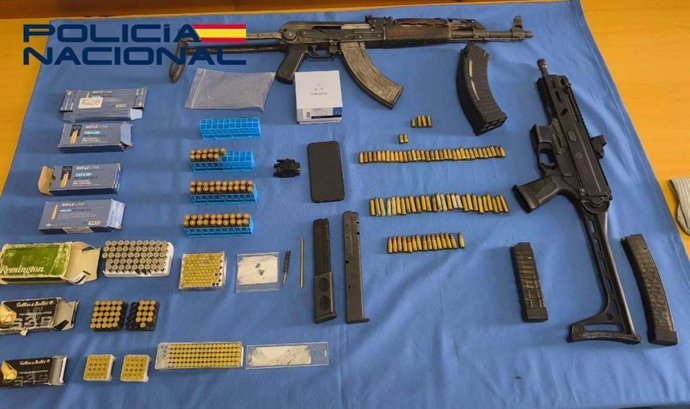Archivo - Armas y munici&oacute;n intervenidos por la Polic&iacute;a Nacional tras los disparos registrados el 23 de abril de 2026 en el barrio de San Roque de Badajoz.