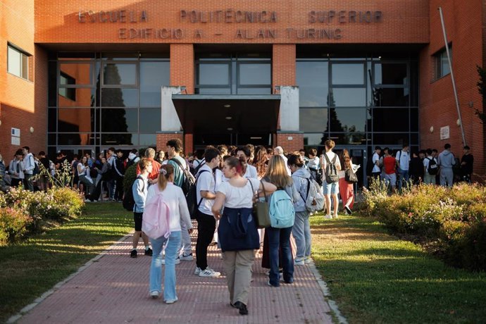 Archivo - Estudiantes repasan apuntes antes de iniciar los ex&aacute;menes del primer d&iacute;a de la Evaluaci&oacute;n de Acceso a la Universidad (EvAU),  en la Universidad Aut&oacute;noma de Madrid, a 3 de junio de 2024, en Cantoblanco, Madrid (Espa&ntilde;a).