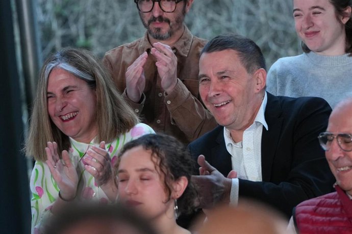 Archivo - El secretario general de EH Bildu, Arnaldo Otegi, y la secretaria de programa de EH Bildu por Gipuzkoa, Nerea Kortajarena