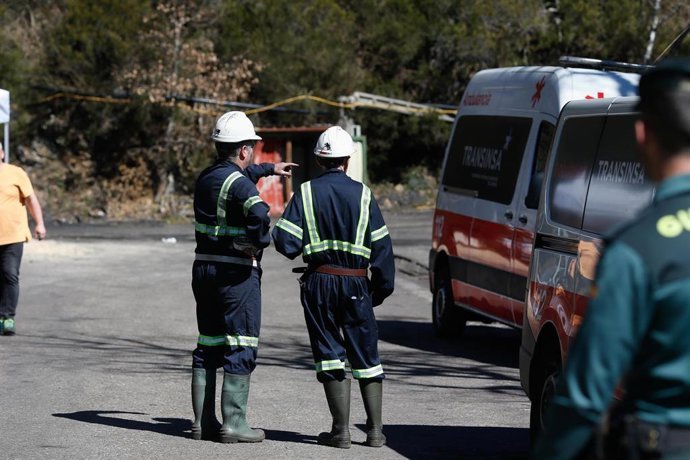 Archivo - Efectivos de emergencias durante las labores de b&uacute;squeda de las v&iacute;ctimas del accidente en la mina de Cerredo, a 31 de marzo de 2025, en Dega&ntilde;a, Asturias (Espa&ntilde;a).