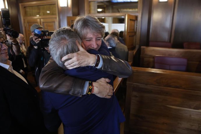 El secretario general del PSOE de Castilla y Le&oacute;n, Carlos Mart&iacute;nez, felicita con un abrazo al nuevo alcalde de Soria, Javier Ant&oacute;n.