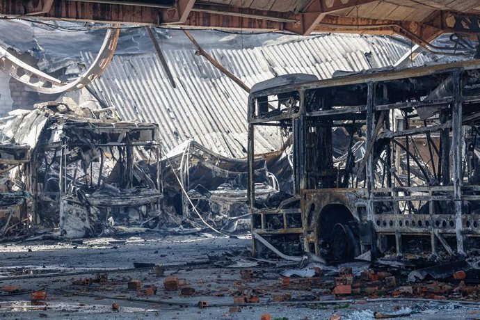 Varios autobuses quemados en las cocheras municipales tras la extinci&oacute;n de un incendio, a 21 de abril de 2026, en Burgos, Castilla y Le&oacute;n (Espa&ntilde;a).
