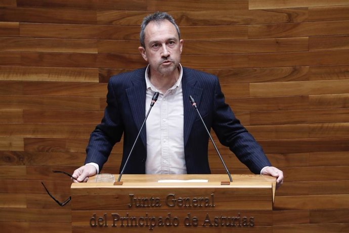 Archivo - El consejero de Ordenaci&oacute;n del territorio, Ovidio Zapico (IU)