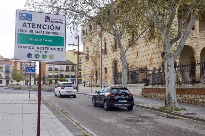 Archivo - Se&ntilde;alizaci&oacute;n de la Zona de Bajas Emisiones de Guadalajara.