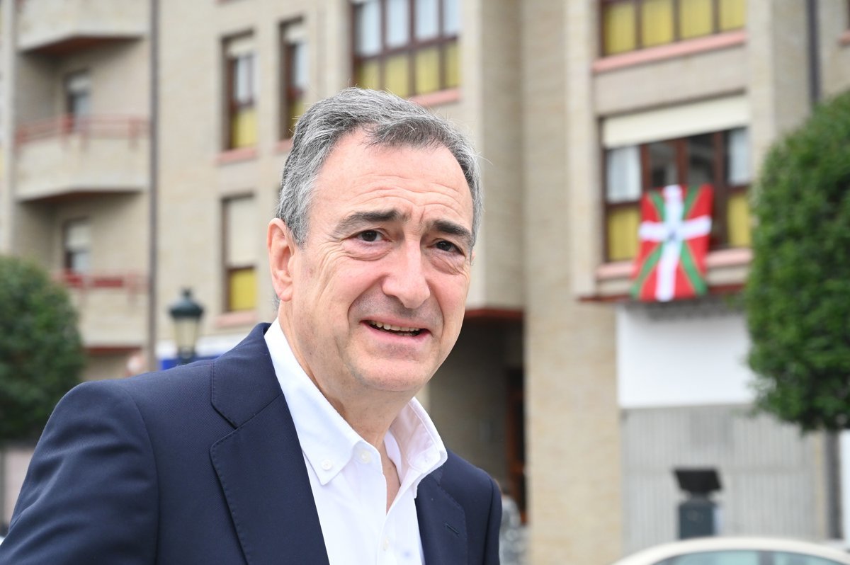Esteban cancela un encuentro con Moncloa tras la "falta de respeto" del PSE con una foto en la