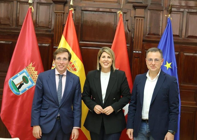 Los alcaldesde Albacete, Madrid y Cartagena en la reuni&oacute;n que han matenido para exigir a Gobierno de Espa&ntilde;a la reapertura inmediata de la l&iacute;nea ferroviaria que las conecta.