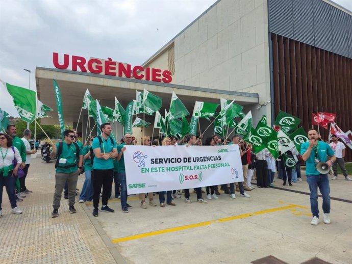 Satse se manifiesta por la "insoportable escasez" de personal en Urgencias del Arnau y Lliria