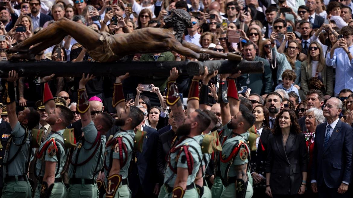 Díaz Ayuso, en Málaga con el Cristo de la Buena Muerte: "Rezaré por quienes están solos y por