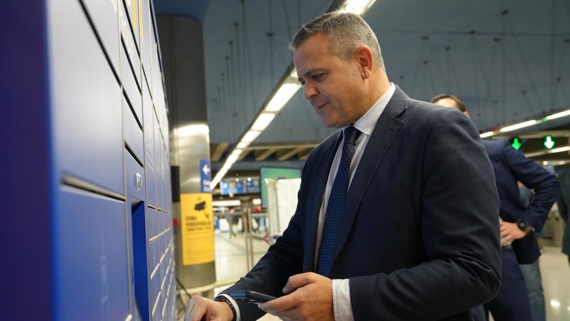 La Comunidad de Madrid lanza taquillas inteligentes para facilitar la recogida de paquetes en el